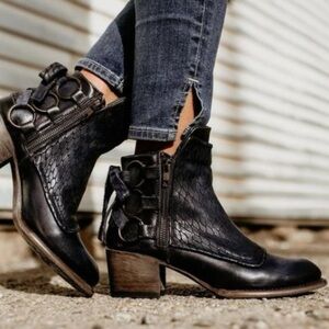 Freebird CHERI boots in Blue.  Size 7